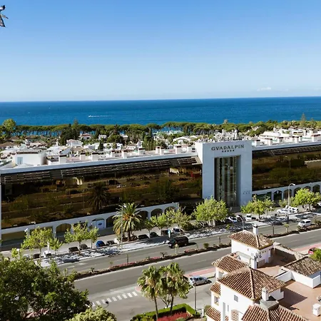 Stunning Renovated 2-bedroom In Golden Mile Apartment