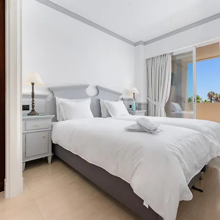 Apartment Stunning Renovated 2-bedroom In Golden Mile
