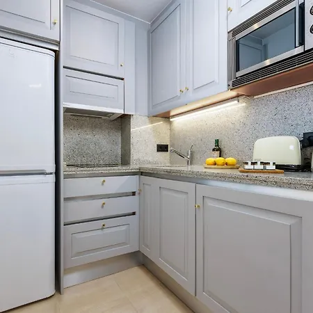 Apartment Stunning Renovated 2-bedroom In Golden Mile Marbella